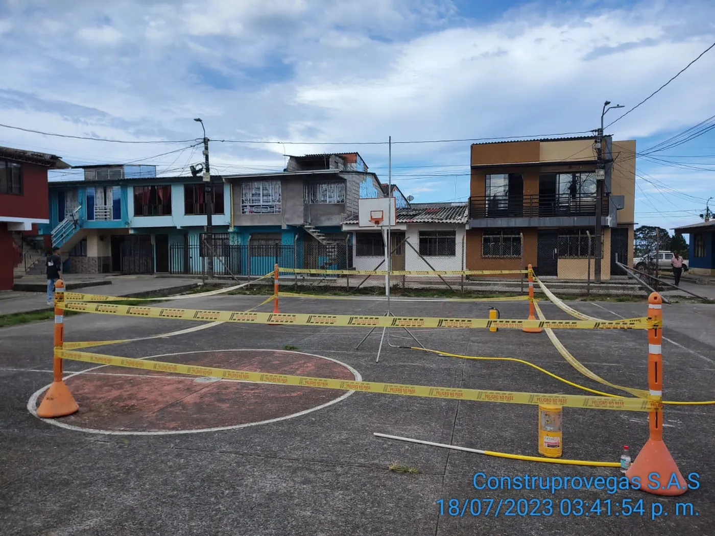 Señalización preventiva en zona de trabajo de red de gas